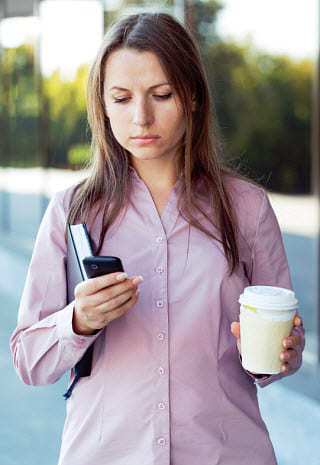 mobile traffic texting smartphone addiction