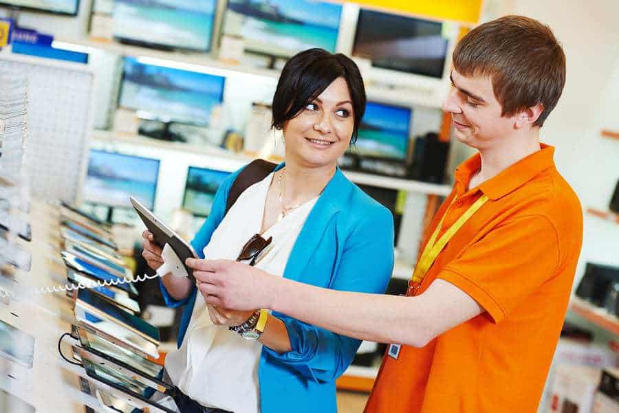 Young woman choosing tablet commerce