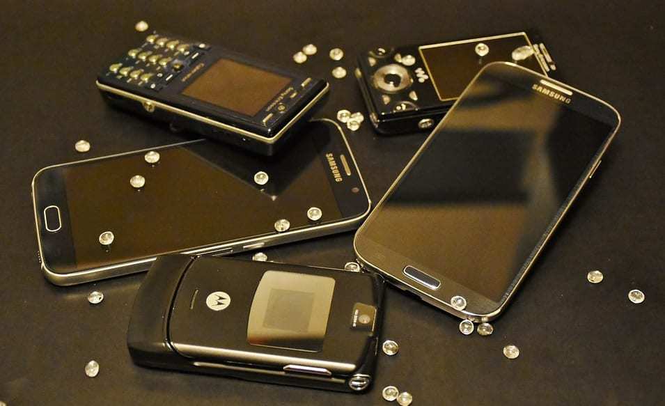 Dumbphones - Smartphones - flip phones - old mobile phone technology