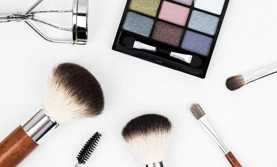 AR makeup ad - cosmetics - makeup brushes