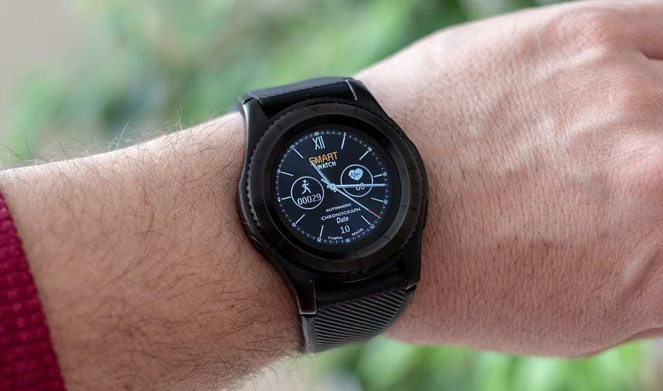 Snapdragon Wear 3100 - Image of Smartwatch on wrist