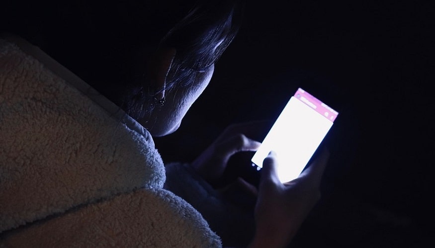iPhone Night Shift - Woman using phone in the dark