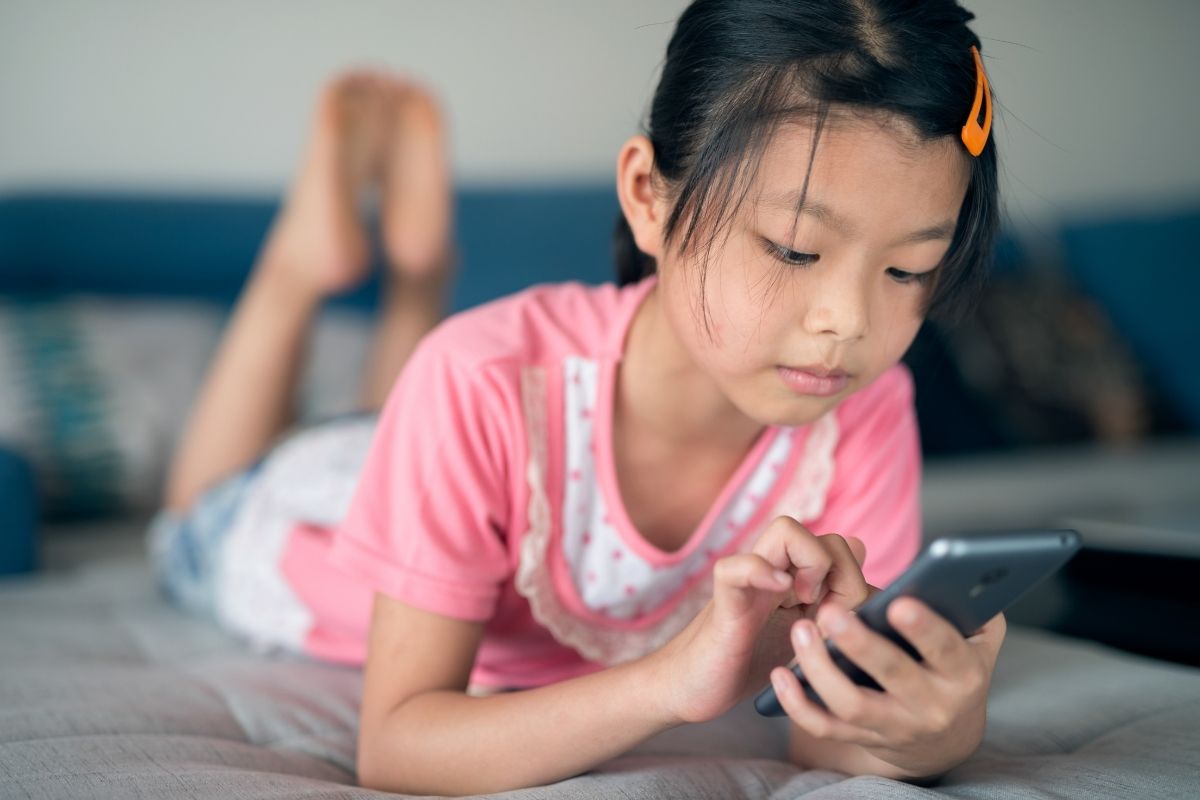 Instagram for kids - child using mobile phone