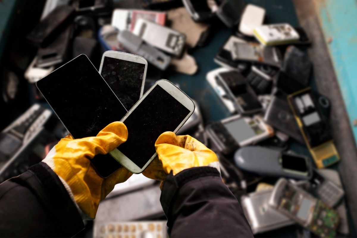 Recycled materials - Discarded Smartphones