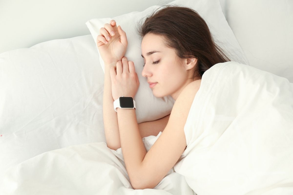 Wearable devices - Person sleeping wearing smartwatch