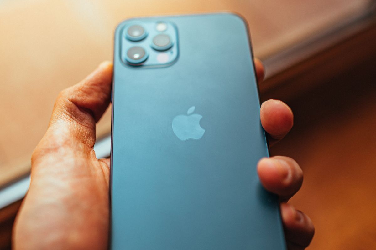 Mobile wallet - Back of iPhone - Blue case