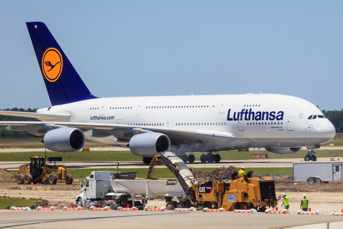 Apple AirTags - Image of Lufthansa plane