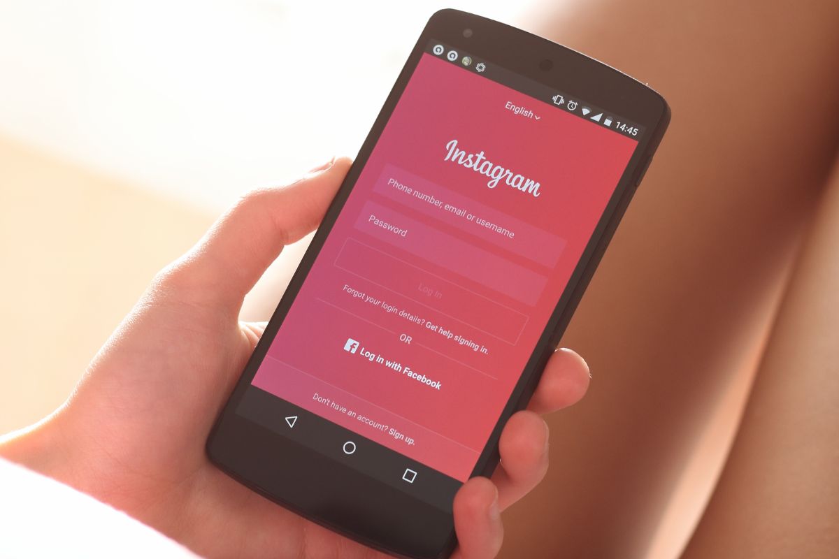 Threads app - Person at Instagram login screen on phone