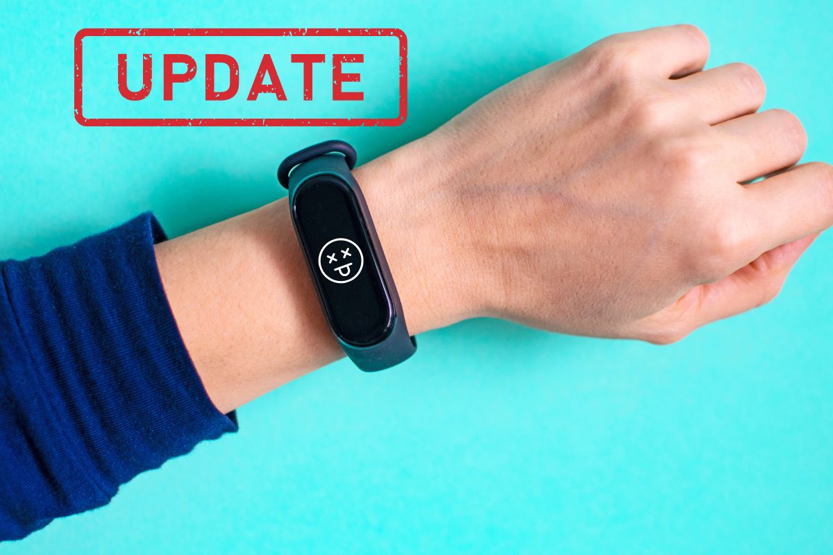 Fitbit Charge 5 - Image of a person wearing a Fitbit with an emoji