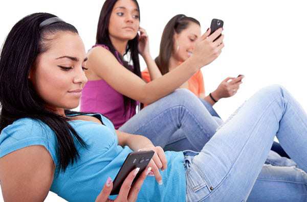 teen women texting social media marketing mobile technology
