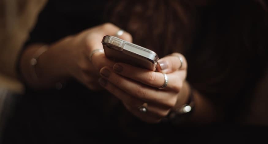 Mobile retail shopping - woman using mobile phone