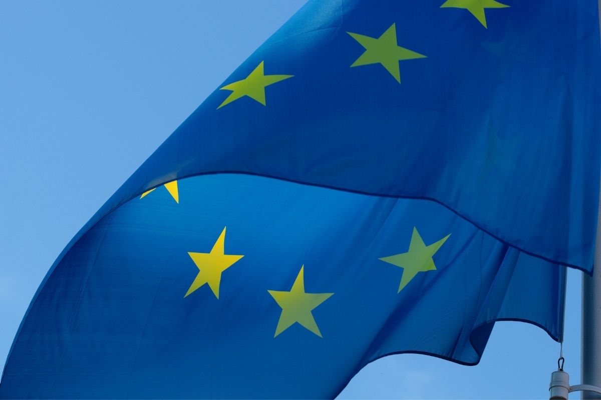 EU Flag - EU wants universal phone charger