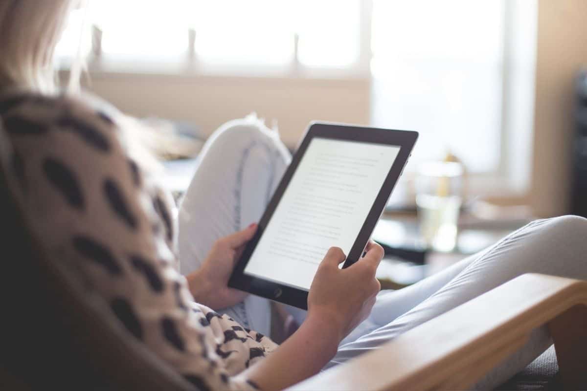 Kindle Paperwhite - Person reading on large screen