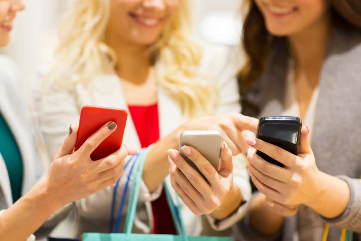 Smartphone use - Women using phones