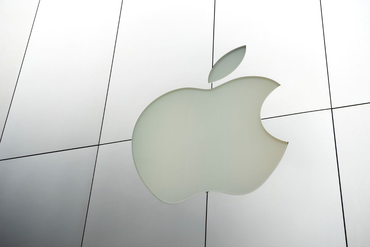 iPhone SE - Apple Logo