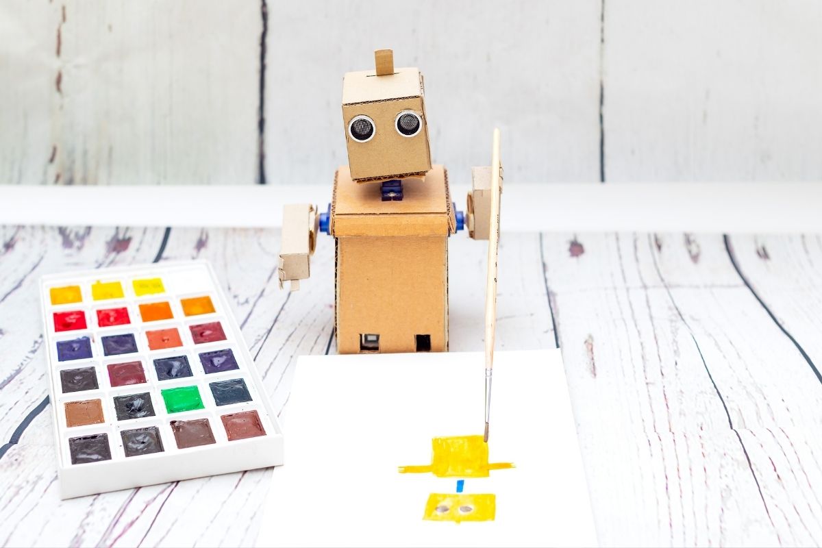 AI Robot - Image of robot painting