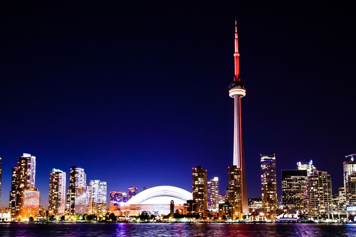 VR technology - Toronto Skyline at night