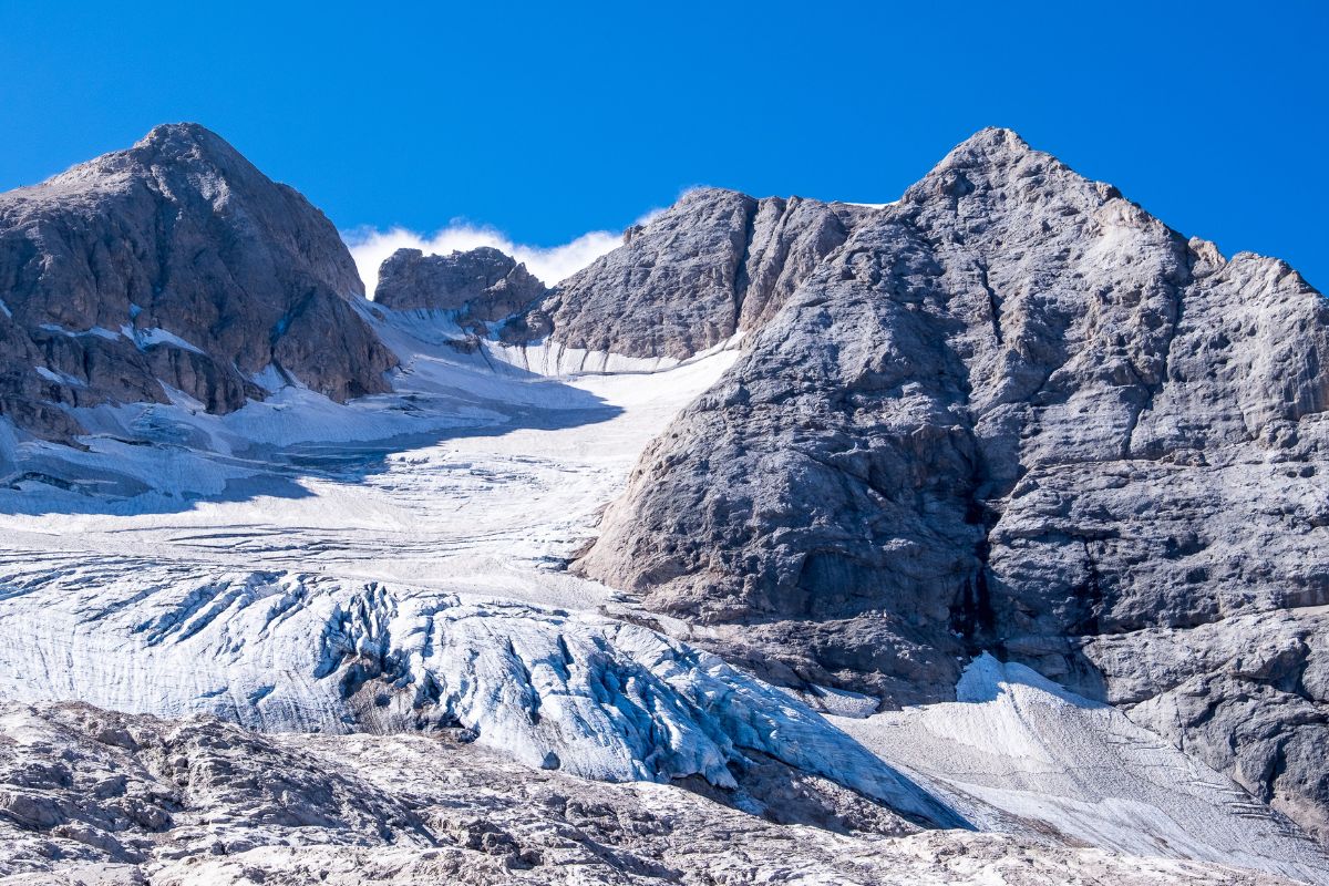 Artificial intelligence - Snow receding on mountains