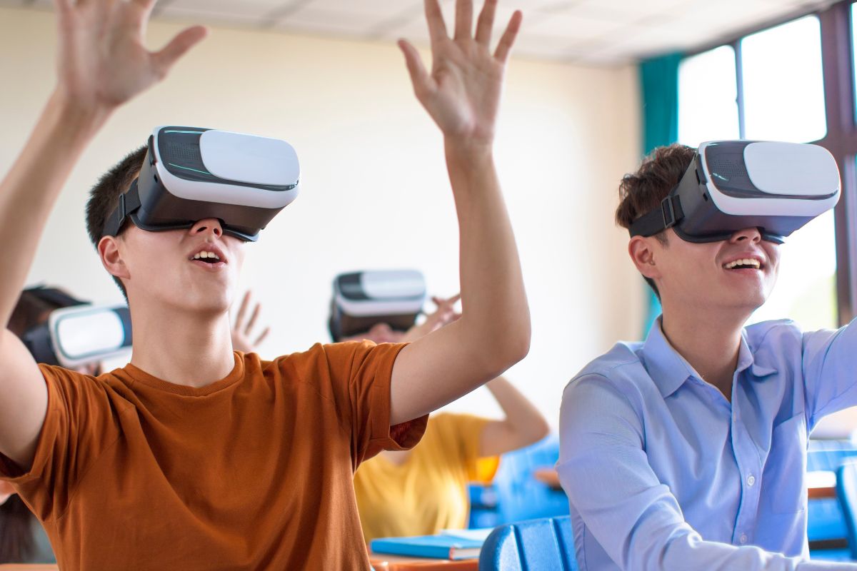 AR Campus - Students with VR headset