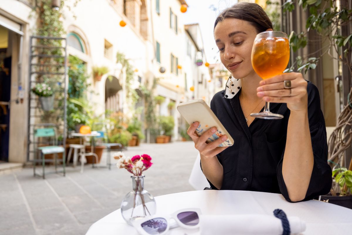 mobile wallet - Person in Italy on phone at restaurant