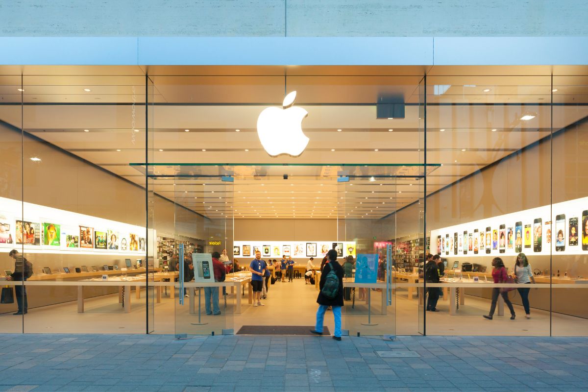 Mixed reality headset - Image of Apple Store