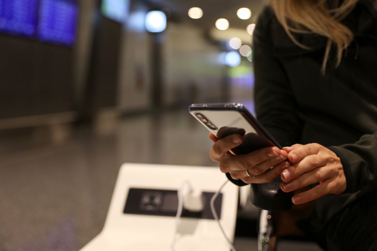 Mobile security - Public phone charging