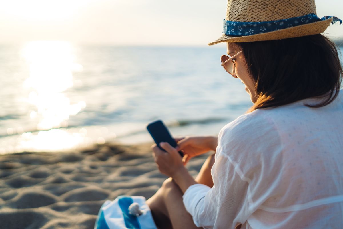 QR code - Woman on Beach with phone