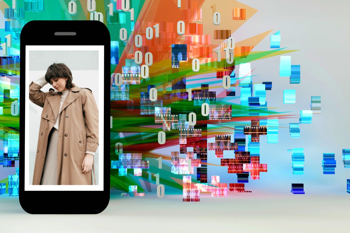 Fashion app - Model on phone