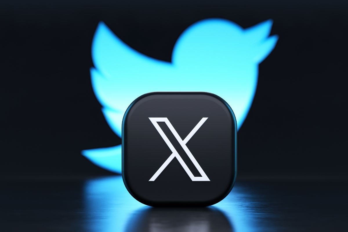 Twitter - New X Logo in front of old blue bird logo