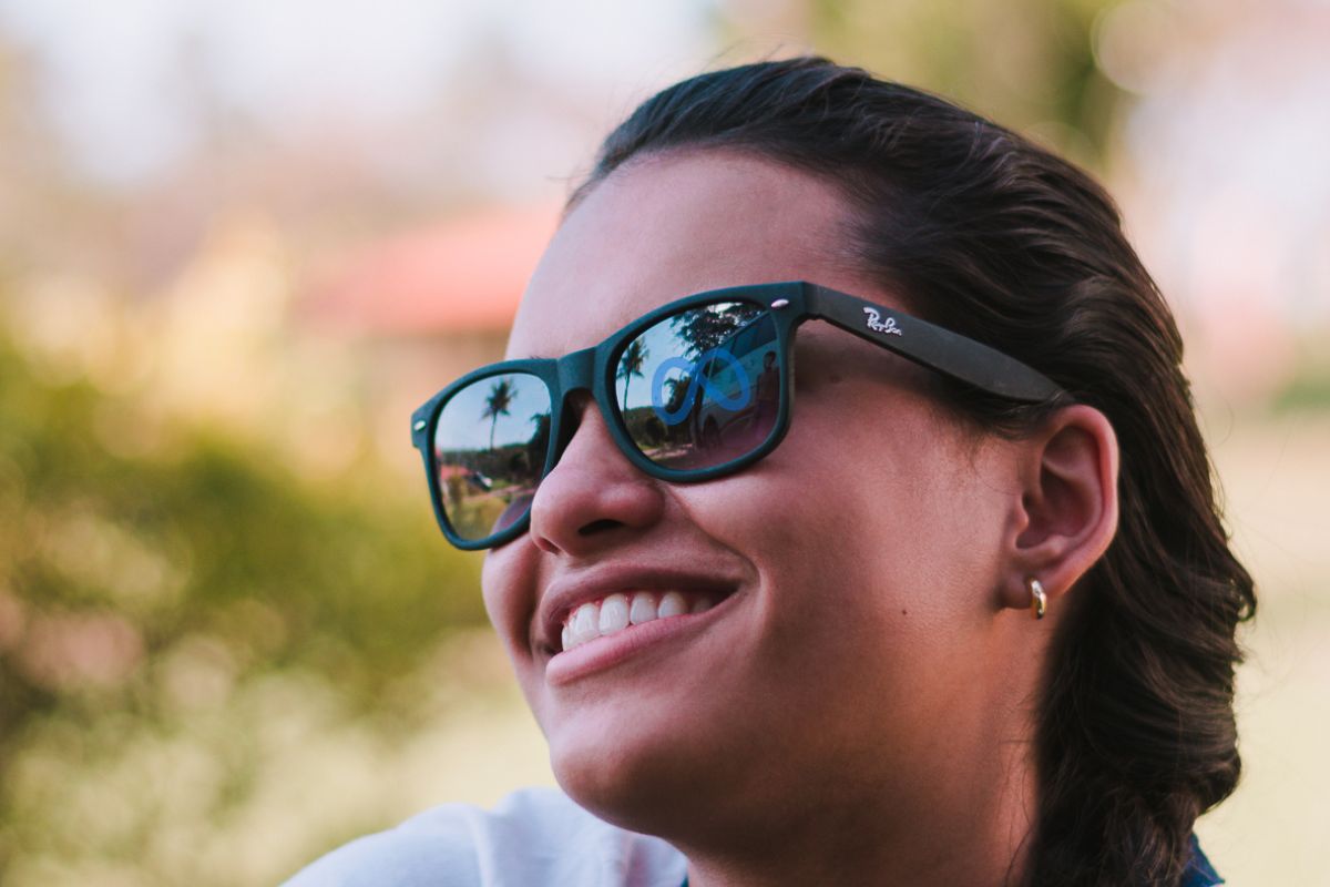 Smart glasses - Person wearing Ray-Bans - Meta