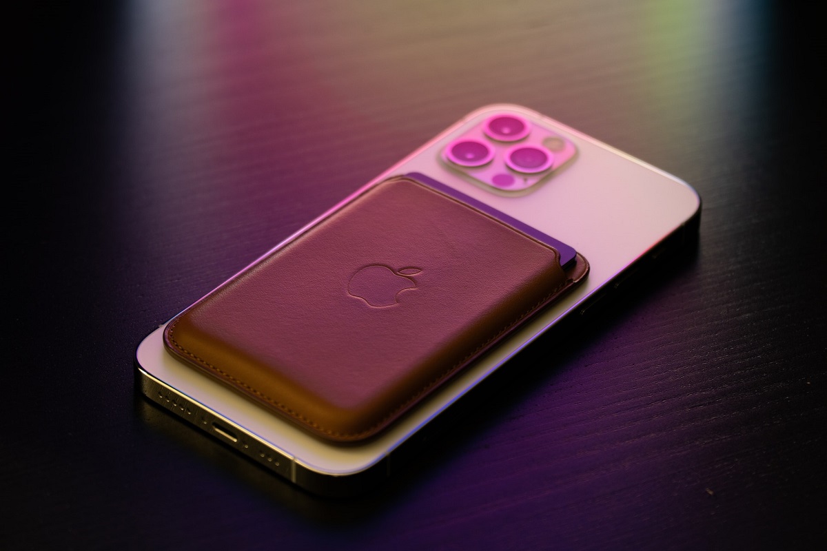 Apple Wallet - Magnetic wallet with apple logo on back of phone