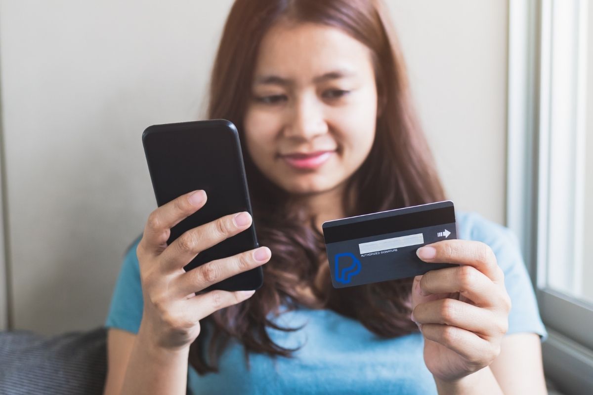 Apple Wallet - PayPal logo on credit card - Person with phone