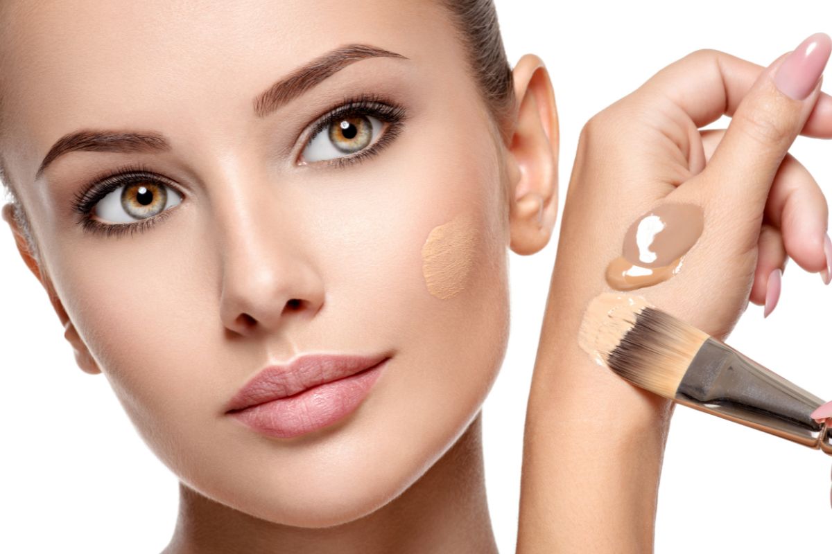 Augmented reality - Woman trying on different liquid foundation