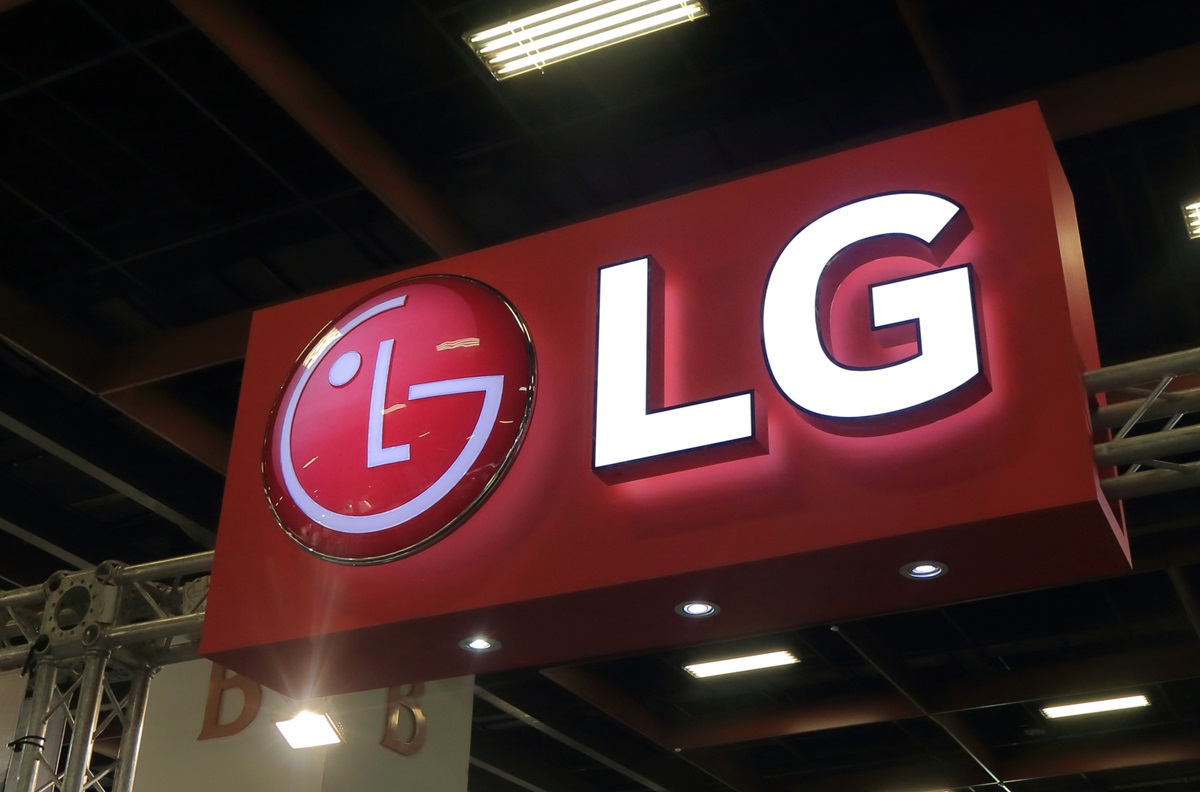 LG artificial intelligence robot unveiled 2 Artificial intelligence - LG logo at event