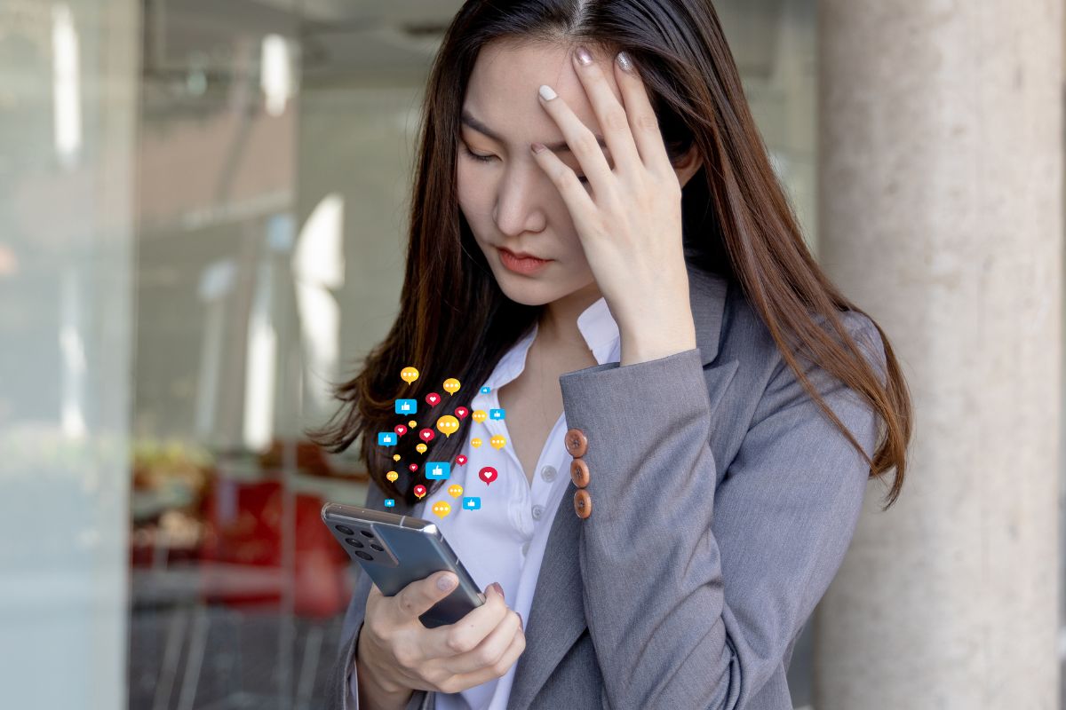 Mobile devices - Person looking stressed at mobile phone