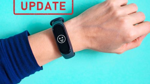 Fitbit Charge 5 - Image of a person wearing a Fitbit with an emoji