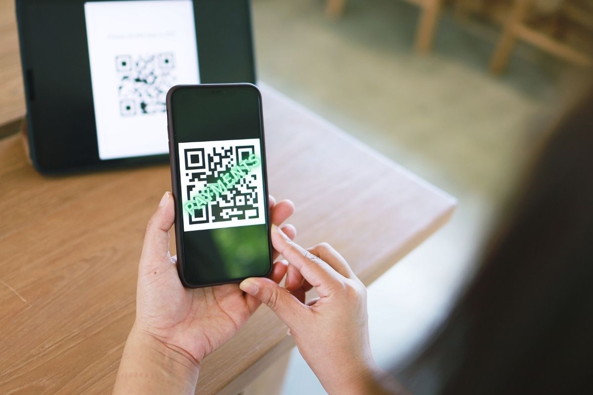 QR code - Person using mobile payments